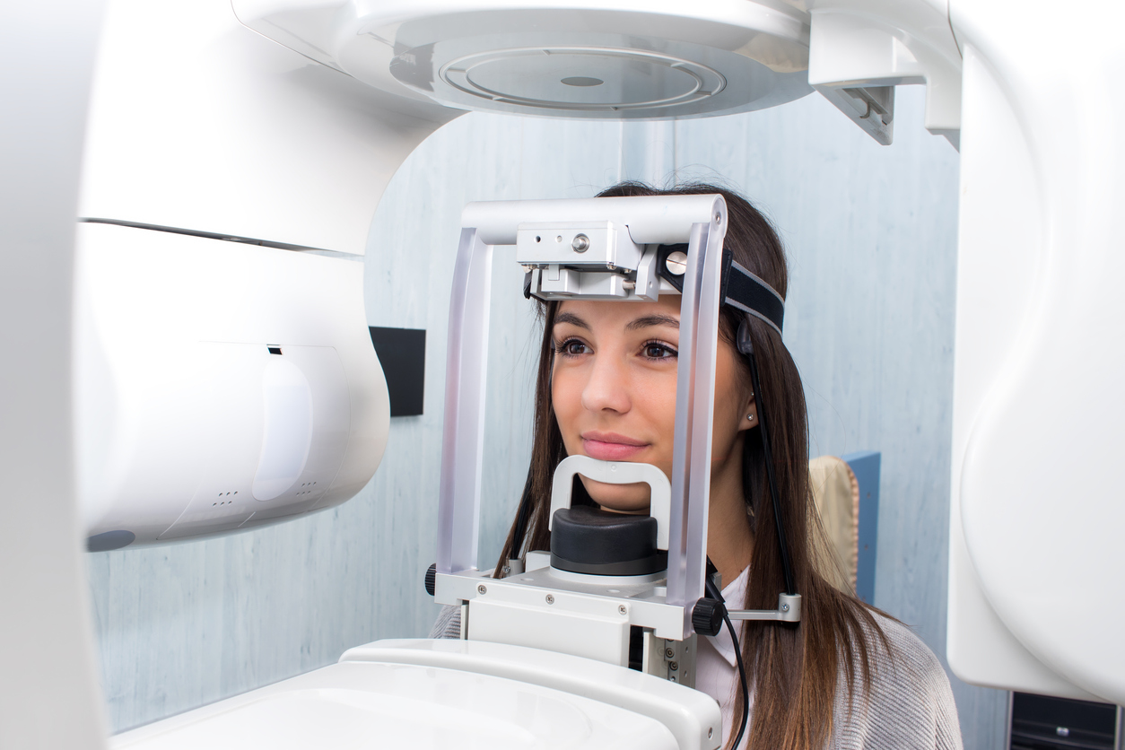 Patientin in einem DVT-Scanner während der Aufnahme
